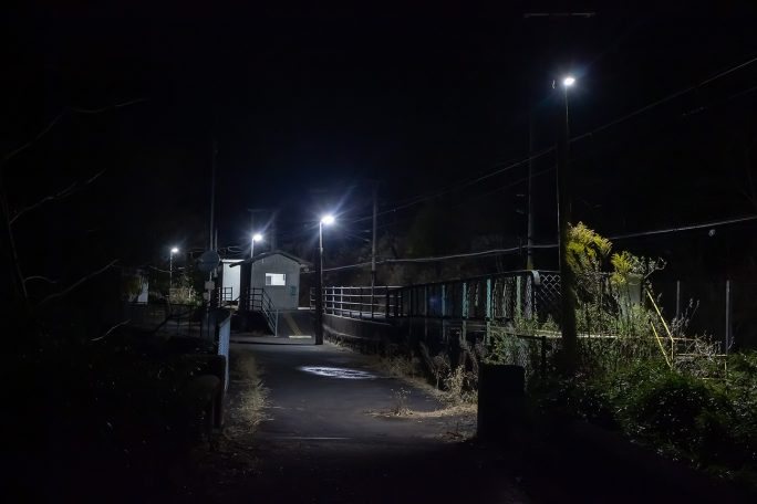 23時前の平岡行き最終列車の到着を待つ大晦日の夜