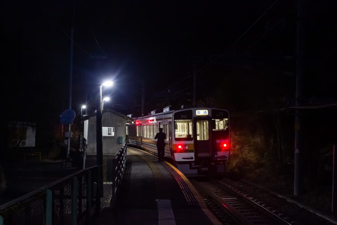 伊那松島駅に向かう朝の始発列車が到着した