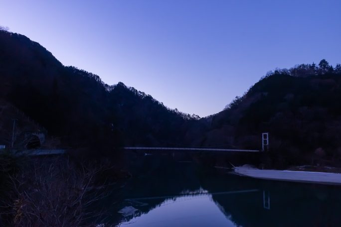 山峡でひっそりと来訪者を待つ天竜橋