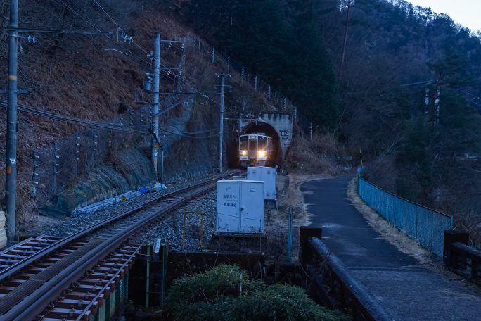 この辺りの朝の旅客動線は飯田方を向いており、二本目の普通列車も伊那松島行き