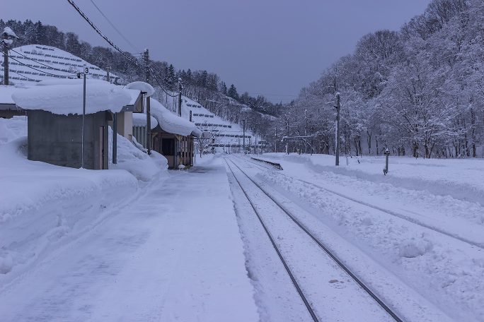 除雪作業員が詰める峠下駅のホームは綺麗に除雪されていた