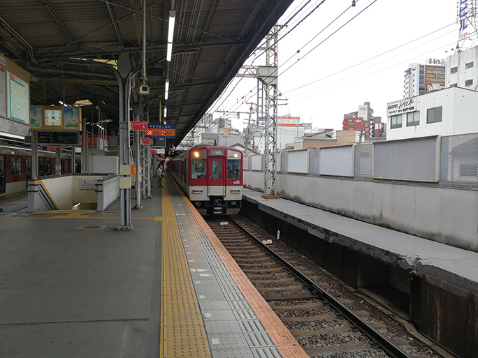 旧ホームを左手に見ながら鶴橋駅に進入する奈良線列車