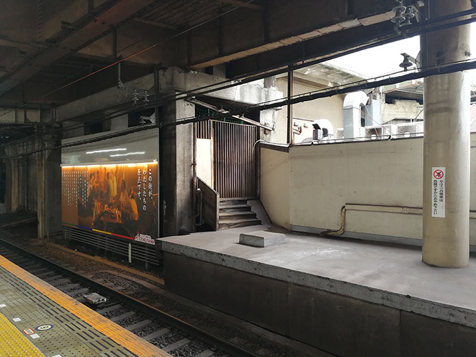 鶴橋駅旧下りホームの上本町方末端には連絡通路への入り口跡がある