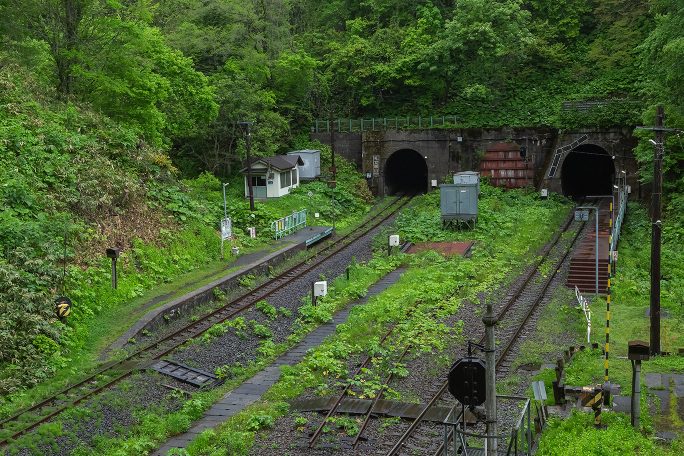 幌内トンネルの坑口上付近から眺める小幌駅全景