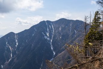 南アルプス・小無間山付近から望む大無間山（静岡県：2023年3月）