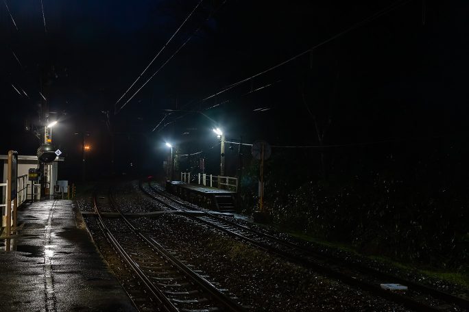 19時前には残照も消えて、とっぷりと暮れた雨の布原駅