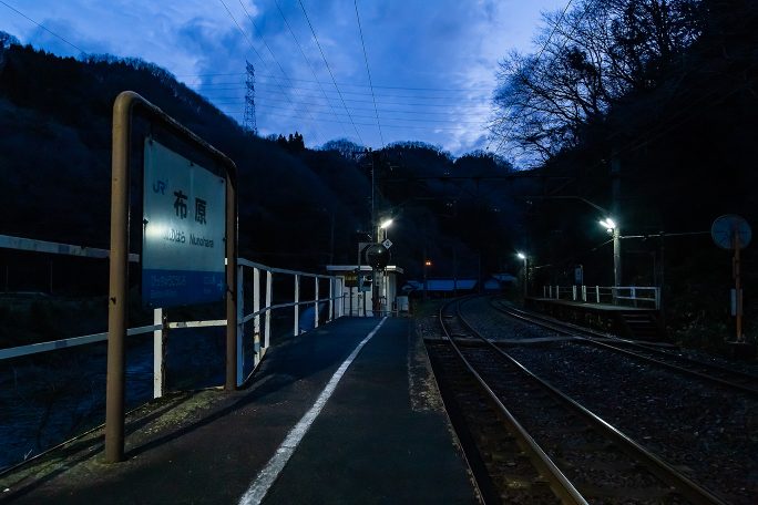 訪れる者も居ない駅の施設を孤独な明かりが照らし続ける