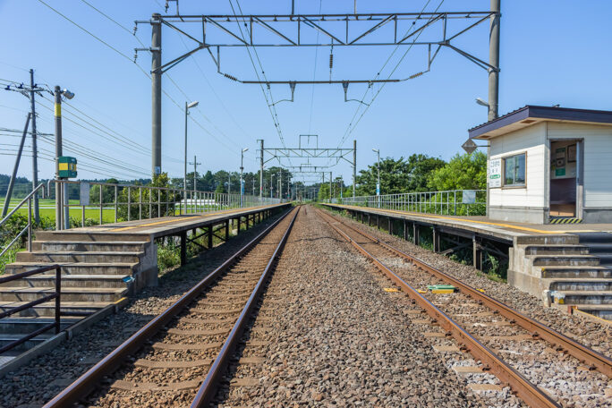 郷沢駅も長大な有効長をもった行き違い可能駅