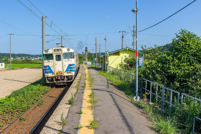 津軽海峡線との分岐駅となった中小国駅で普通列車を見送る