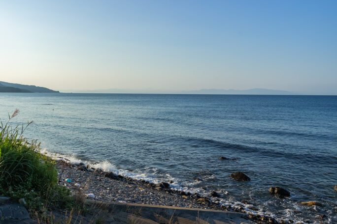 今別の浜に出ると遠くに北海道の影が見えていた