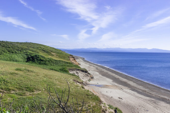 津軽半島西部の七里長浜の海岸を眺める