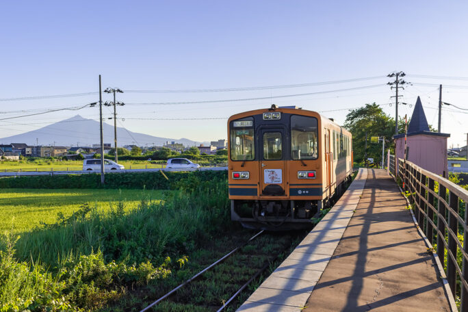 五所川原市街地の十川駅を出発する普通列車