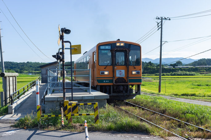 田園地帯に佇む深郷田駅で普通列車と行違う