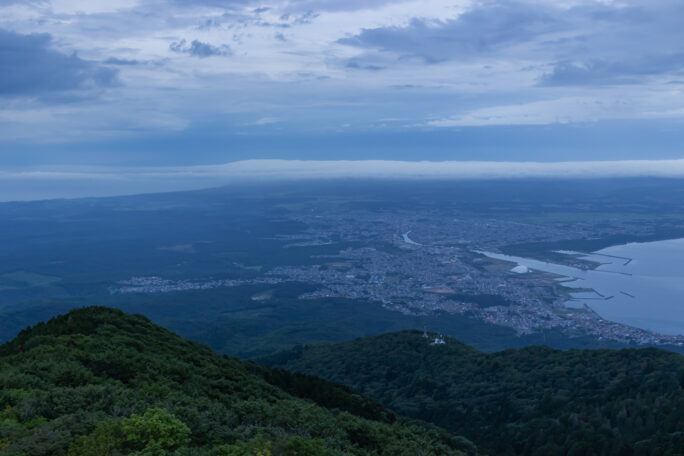 釜臥山の展望台から眼下に広がる大湊市街地と下北半島を俯瞰する