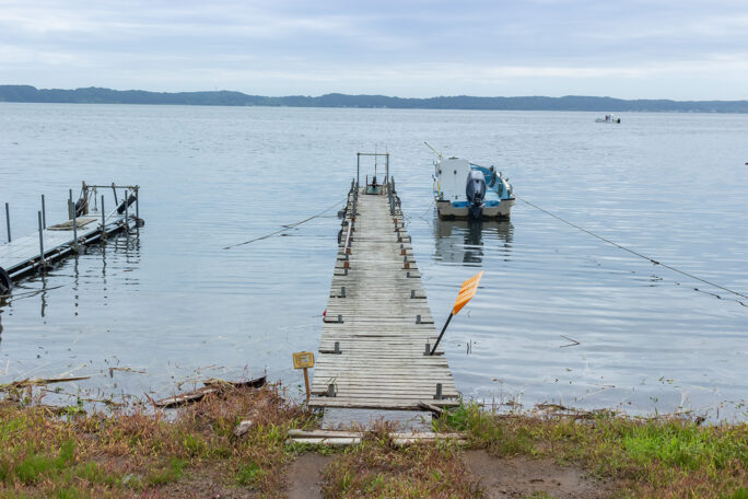 内水面漁業者の漁船を係留する桟橋が長閑な小川原湖畔