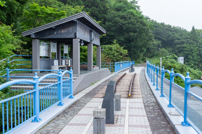 大間線橋梁跡を利用した足湯施設が設けられている