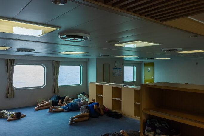 甲板で景色を眺める人も少なく、皆、午睡のひと時