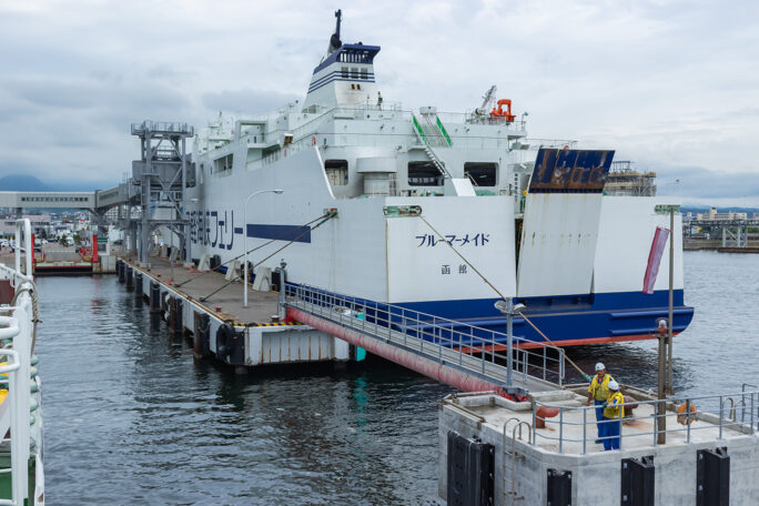 七重浜にある津軽海峡フェリーの函館ターミナルに接岸する
