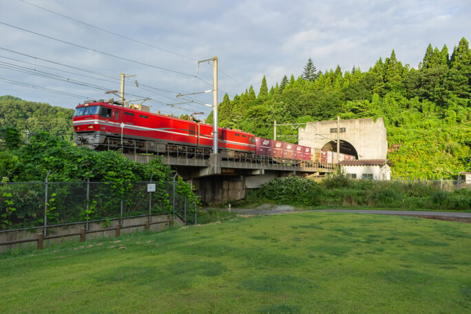 青函トンネルの青森側坑口でトンネルを越えてきた貨物列車を撮影