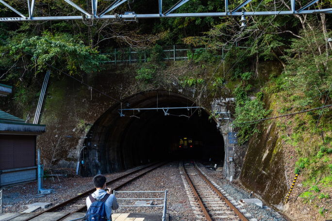 一緒に降り立った鉄道ファンの少年と共に大嵐トンネルへと消えて行く普通列車を見送る