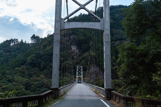 この鷹巣橋を越えた先は愛知県豊根村となった