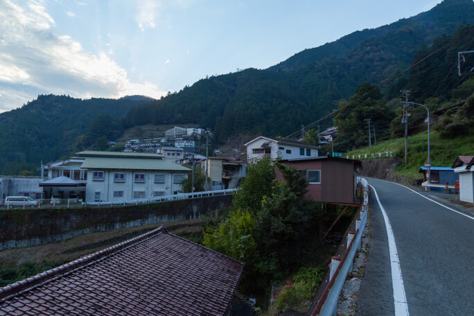 旧富山村中心部の大谷集落付近を行く
