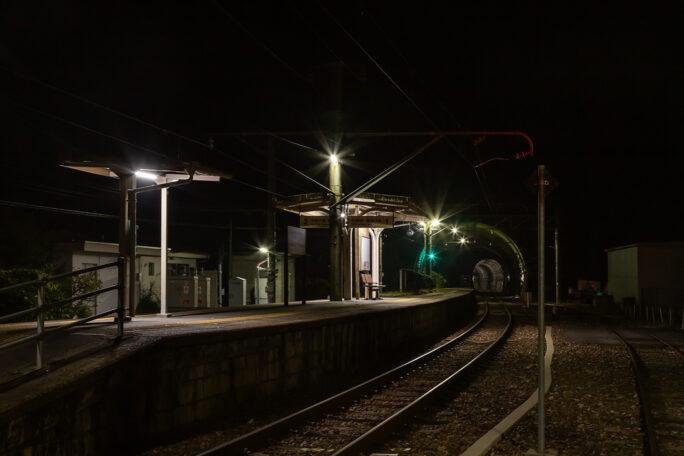 大原トンネルの坑道と構内照明が印象的な夜の大嵐駅