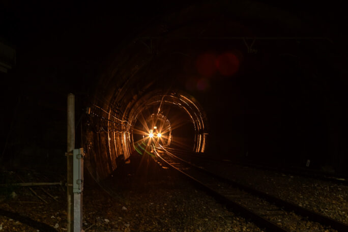 大嵐トンネルを抜けて普通列車がやってきた