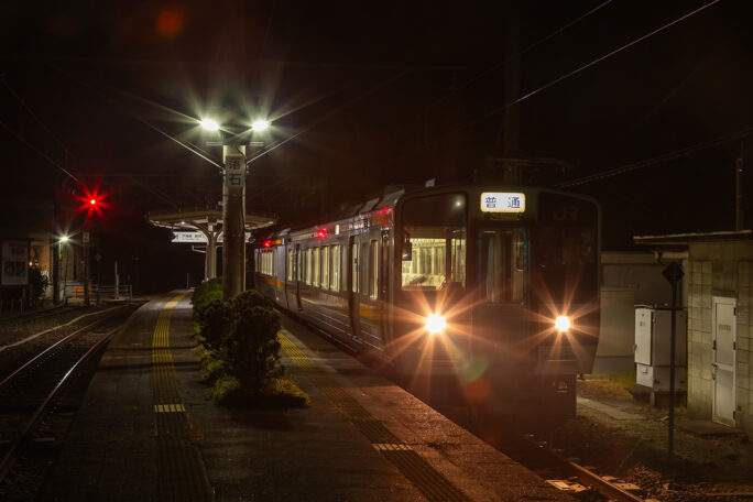 人口希薄地帯を行くものの飯田線の運転本数自体は少なくはない