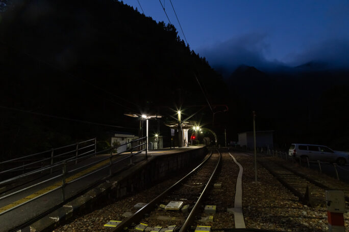 夜明けの大嵐駅で出発準備をしながら駅の姿を写真に収める