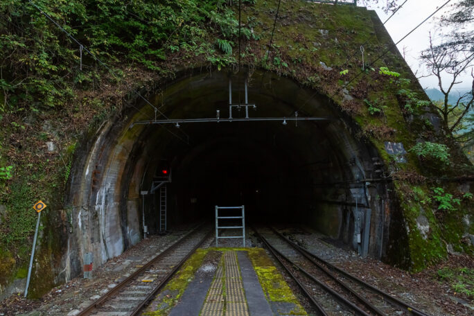 赤信号が灯る大原トンネルはまだ静まり返っていた