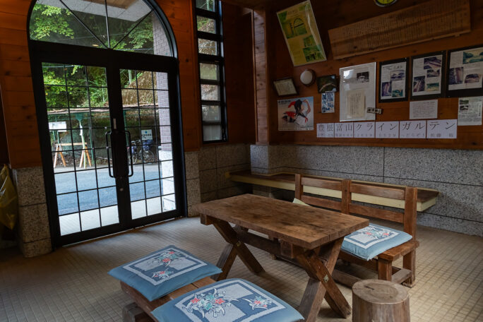 静岡県の駅ではあるが待合室の管理は愛知県の豊根村の手による
