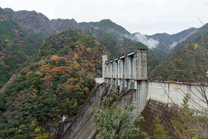 放水口側から眺めた佐久間ダム