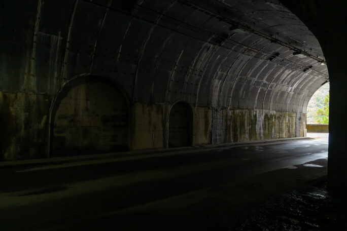 閉鎖隧道の反対側に封鎖された坑道跡があり展望台に繋がっていたようだ
