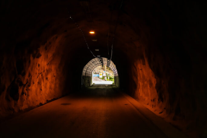 トンネルを進んでいくと出口で右ヘアピンカーブとなっている