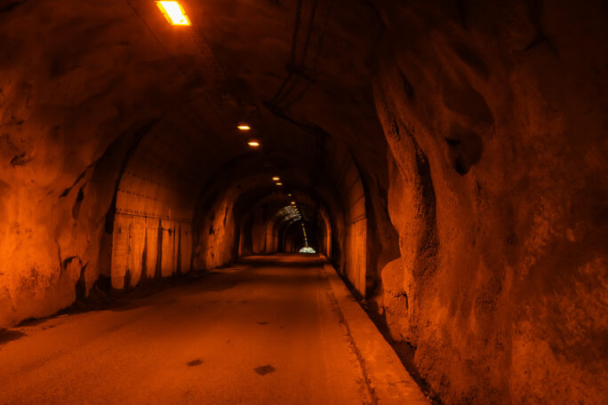 ゴツゴツとしたモルタル吹き付けの隧道とナトリウムランプの色合いが異空間を感じさせる