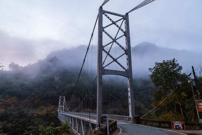 鷹巣橋の向こうの山並みに霧が掛かっていた