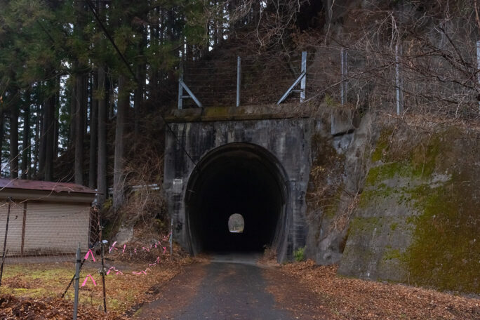栃ヶ岳隧道を越えた先には物置小屋が設置されていた