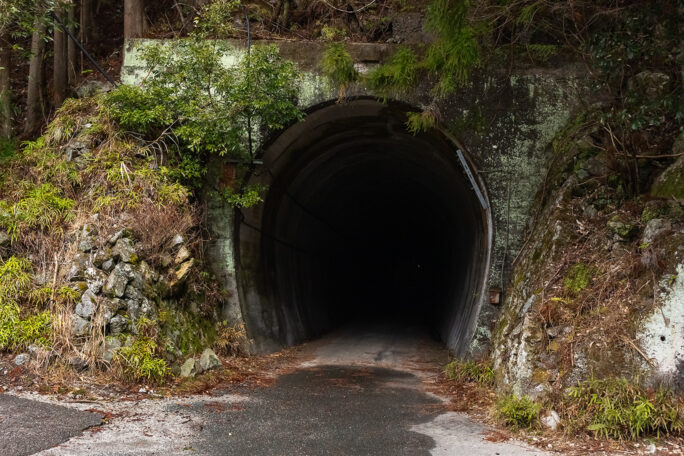 夏焼隧道の夏焼側出口は車道化に際して嵩上げされたもので旧線隧道そのものではない