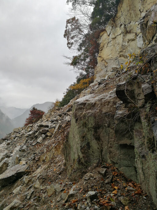 上部の岩盤と堆積物の境目を狙ったのだがそちらも安全ではなかった