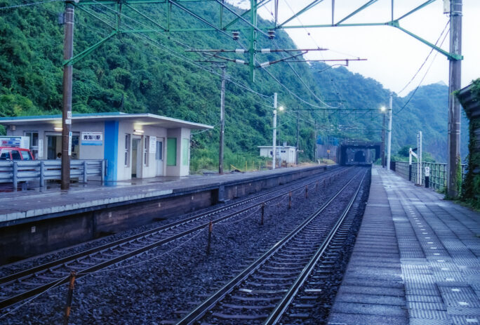 明りの灯る早朝の青海川駅の待合室には既に通勤客の姿があった