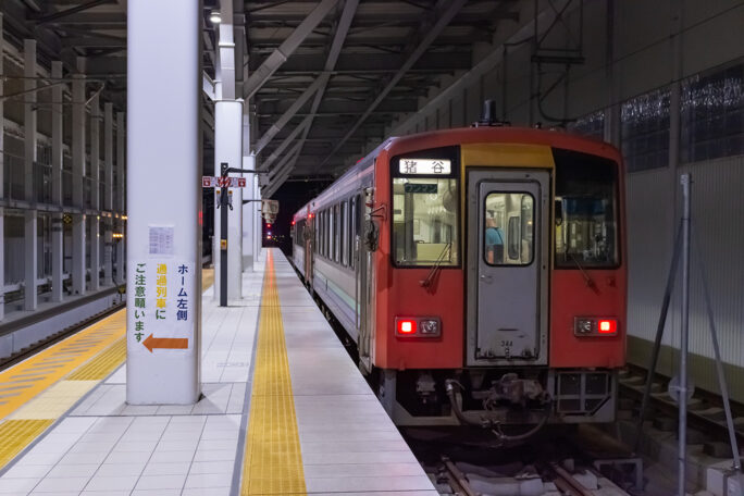 富山駅からは高山本線の普通列車で楡原駅を目指す