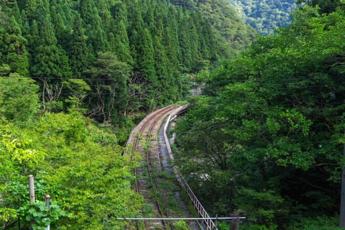 現役路線と見間違えそうな神岡鉄道の廃線跡