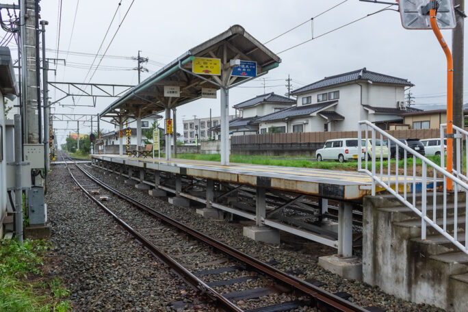 上田原駅は島式1面2線で交換可能