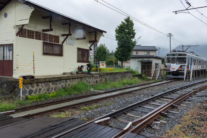 上田丸子電鉄時代のホームや駅舎が現在も資料館として残っている