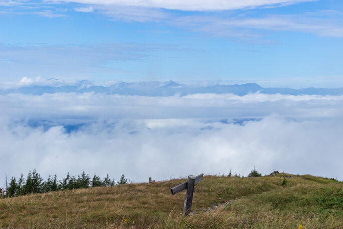 武石嶺から雲海の向こう聳える北アルプスと槍ヶ岳を望む
