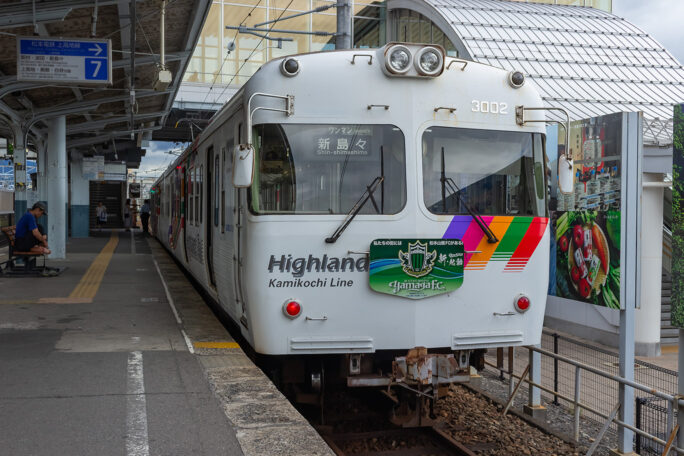 松本駅構内でアルピコ交通上高地線の列車を撮影