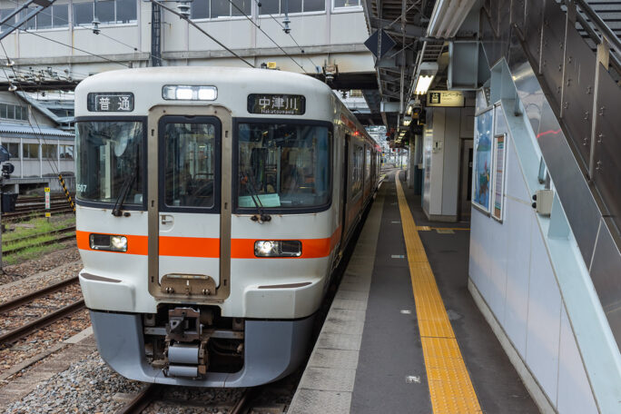 中津川行きの普通列車に乗車して木曽路の旅を楽しむことにする
