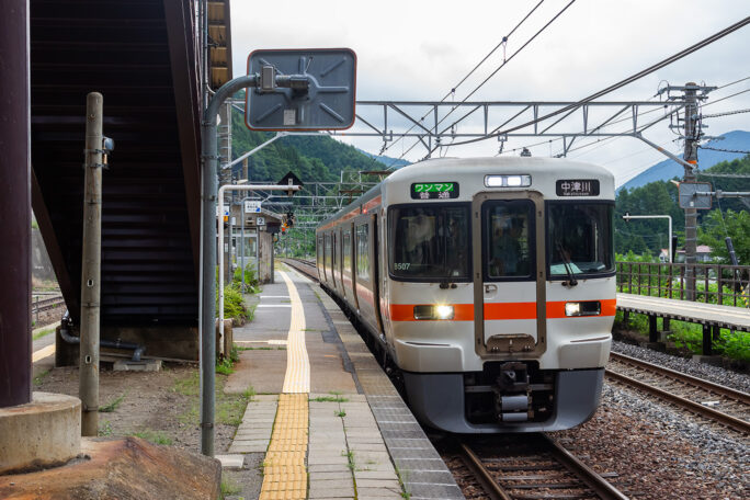 普通列車は奈良井駅で後続の特急「しなの」の通過待ち