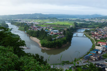左沢・楯山城跡から眺める最上川（山形県：2023年7月）
